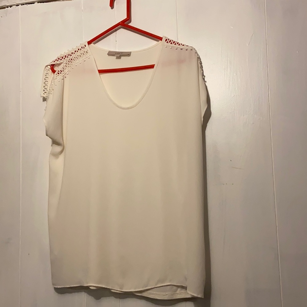 White t shirt with cute details on sleeve
